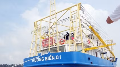 Ngư dân tiếp nhận tàu đánh cá vỏ thép tầm hoạt động 1.500 hải lý