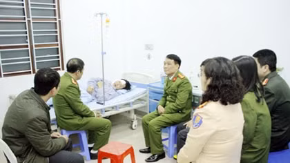 Khống chế ngáo đá cầm dao, 2 Cảnh sát phải điều trị phơi nhiễm HIV