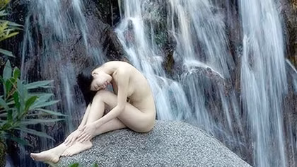 Ảnh khỏa thân đã được… “cởi trói”