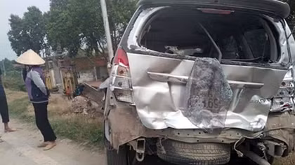 Xe tải húc xe Innova 7 chỗ nát bươm