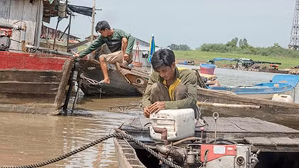 Những phận người bấp bênh theo con nước
