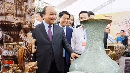 Thủ tướng Nguyễn Xuân Phúc tham quan làng gốm sứ Bát Tràng