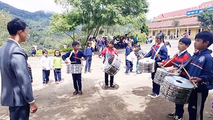 Nỗ lực đưa học sinh dân tộc thiểu số vùng sâu tới trường