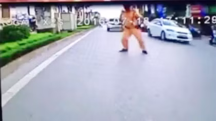 Sự thật về clip CSGT Hà Nội “đạp” xe máy đi ngược chiều