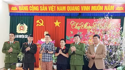 Trao trả tài sản cho du khách nước ngoài đánh rơi