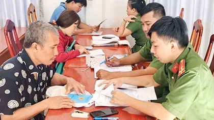 Ra đảo, về làng làm hộ khẩu cho người dân