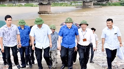 Phó Thủ tướng Trịnh Đình Dũng họp khẩn, thị sát việc xả lũ