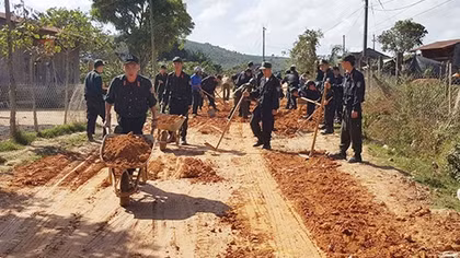 CSCĐ ba cùng với người dân vùng sâu