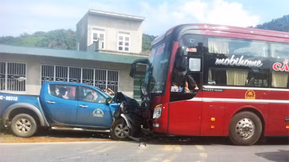 Xe khách húc xe bán tải, 3 người thương vong