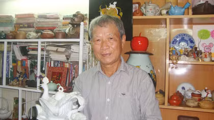 Nhà thơ Vương Tâm: “Đường tơ quanh chiếc ấm tròn trên tay”