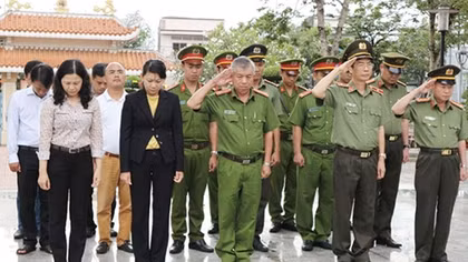 Báo CAND dâng hương đền thờ Anh hùng, liệt sĩ Võ Thị Sáu