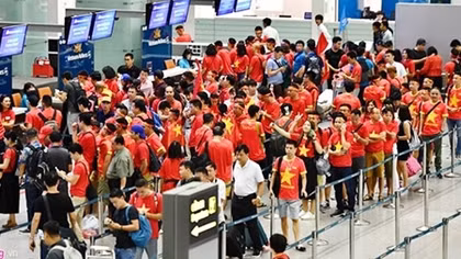 CĐV rầm rộ rời Hà Nội đi cổ vũ Olympic Việt Nam từ 3h sáng