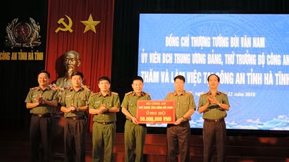 Bộ Công an ủng hộ nhân dân và Công an Hà Tĩnh 1,5 tỷ đồng