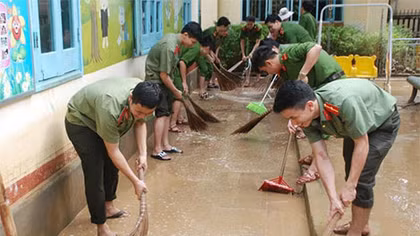  Lực lượng Công an hỗ trợ sớm đưa học sinh vùng lũ trở lại lớp