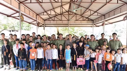 Cán bộ Cảnh vệ tình nguyện chia sẻ khó khăn với bà con vùng lũ