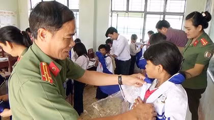 Nhiều phần quà đến với các trường vùng cao bị mưa lũ