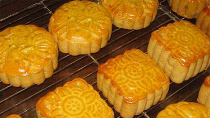 Bánh Trung thu làm thủ công vẫn được nhiều người tiêu dùng lựa chọn