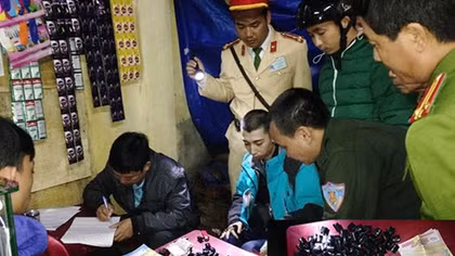 Mua cần sa, xé lẻ bán cho các con nghiện