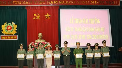 Công an tỉnh Bắc Kạn tổ chức khen thưởng