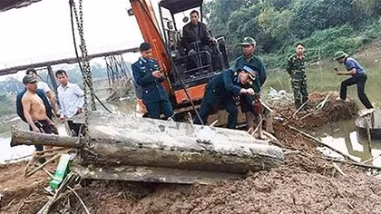 Trục vớt thành công tên lửa của Mỹ trên sông Tích