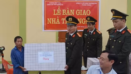 Bàn giao 2 ngôi nhà tình nghĩa tại huyện Anh Sơn