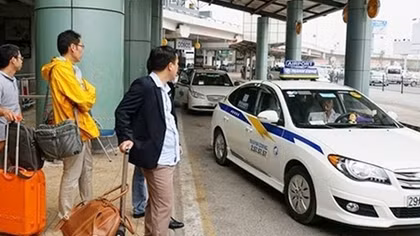 Yêu cầu rà soát lại việc nhượng quyền khai thác taxi, xe khách tại Cảng Nội Bài