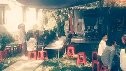 Vợ bỏ nhà đi để lại 3 con nhỏ, chồng treo cổ tự tử