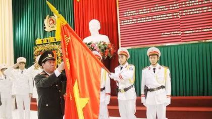 Công an Lâm Đồng năm thứ 2 liên tiếp nhận cờ thi đua của Chính phủ