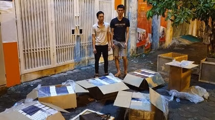Tạm giữ hai đối tượng cùng gần 3000 bao thuốc lá ngoại nhập lậu