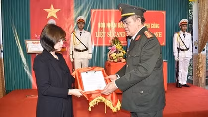 Trao bằng “Tổ quốc ghi công” cho Liệt sỹ Công an nhân dân Đặng Tuấn Anh
