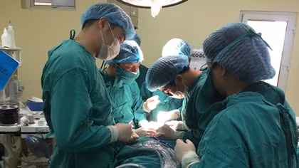 Ca mổ u tuyến giáp qua đường miệng đầu tiên ở Việt Nam