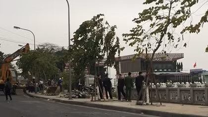 Tiến hành cưỡng chế, dỡ bỏ nhà nổi Hồ Tây