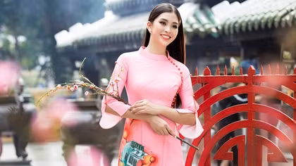 Hoa hậu Tiểu Vy đón xuân trong tà áo dài lấy cảm hứng từ phố cổ Hội An