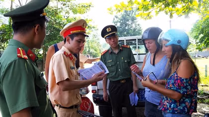 Tuổi trẻ Công an Hà Giang phát nước miễn phí cho người đi đường