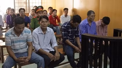 Bênh con, cha cầm cây đánh chết người