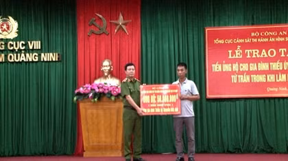 Trao hơn 200 triệu đồng cho gia đình Thiếu úy Công an hy sinh trong cơn lũ