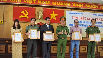 Trao giải Cuộc vận động sáng tác bút ký văn học về đề tài lực lượng CAND