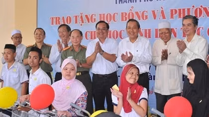 Phó Thủ tướng Trương Hòa Bình tặng xe đạp và trao học bổng cho học sinh nghèo hiếu học