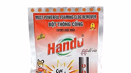 Bỏng nặng vì để hoá chất thông cống bắn lên người