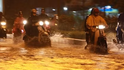 Bão số 3 chưa "tấn công", Hà Nội ngập lụt nhiều tuyến phố