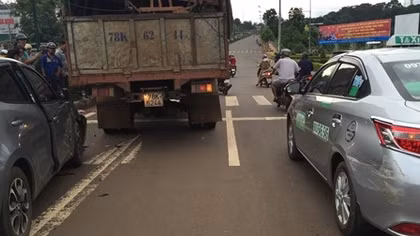 Một phụ nữ bị cán nát chân khi xe tải gây tai nạn liên hoàn