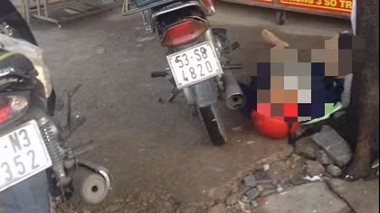 Người đàn ông đang dò vé số bỗng ôm ngực... tử vong