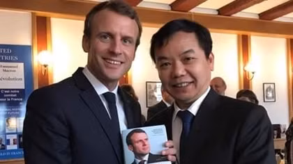 Tổng thống Pháp Macron trao bản quyền xuất bản sách bằng tiếng Việt