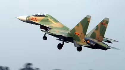Khi đáp xuống mặt biển cả hai phi công còn thấy dù của nhau