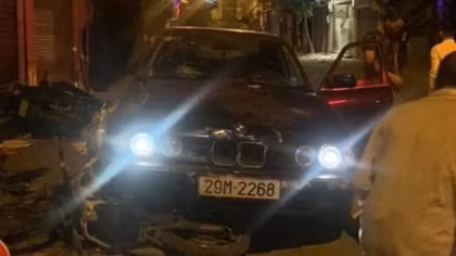 Tạm giữ lái xe BMW tông 5 người trên phố Mai Hắc Đế nhập viện