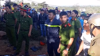 Bố mẹ tự khóa cửa nhốt 2 con trong nhà gần 10 ngày