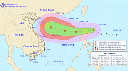 Bão Khanun giật cấp 12 tiến vào biển Đông