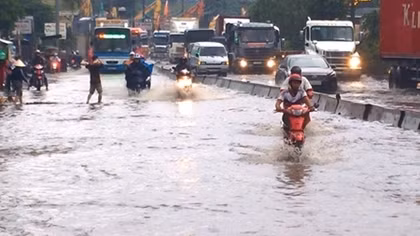 Nhiều tuyến đường ở TPHCM ngập sâu sau cơn mưa lớn