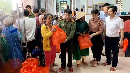 Chung tay chia sẻ khó khăn với đồng bào ngập lũ ở tỉnh Thừa Thiên Huế