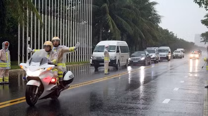 CSGT dầm mưa đảm bảo an toàn giao thông dịp APEC